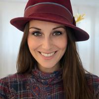 Cappello vintage cloche con piume d’epoca