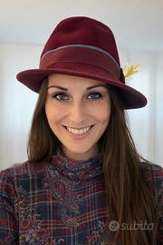 Cappello vintage cloche con piume d’epoca