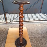 Colonna  ornamentale in noce.
