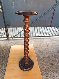 Colonna  ornamentale in noce.