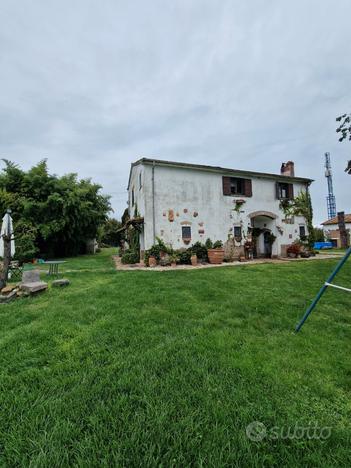 Casale immerso nel verde con giardino e terreno