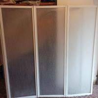 Divisorio bianco per vasca da bagno. 