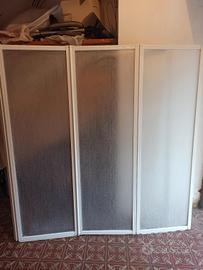 Divisorio bianco per vasca da bagno. 