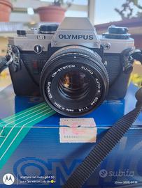 Macchina fotografica Olympus OM 10 