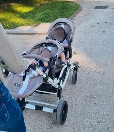 Passeggino gemellare con sedute reversibili