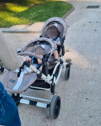 Passeggino gemellare con sedute reversibili