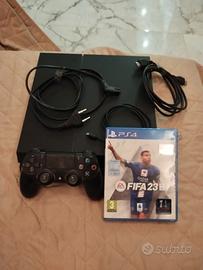 PS4  Slime 1 TB con un joystick e fifa 23