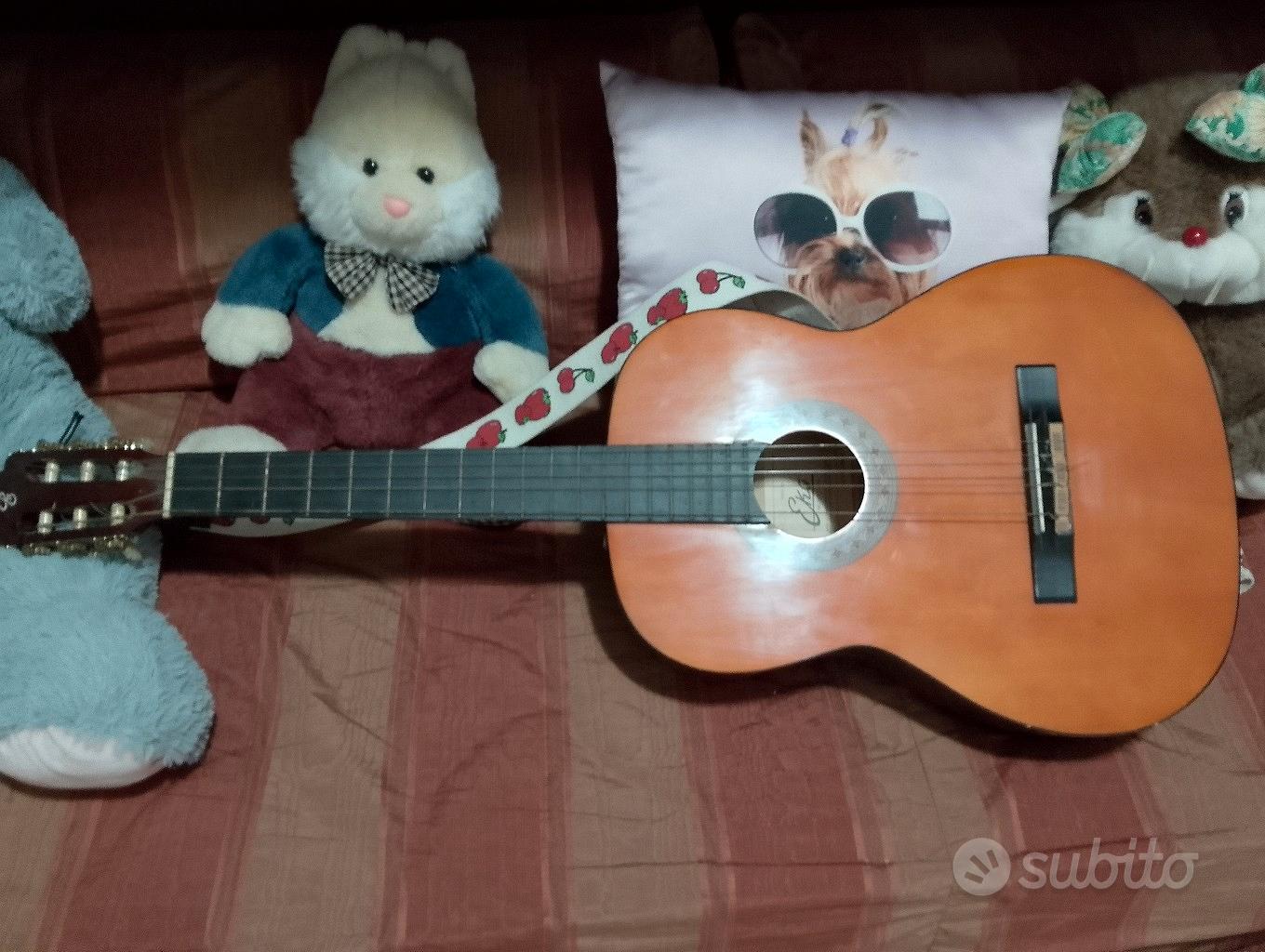 chitarra in legno con tracolla