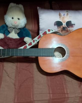 chitarra in legno con tracolla