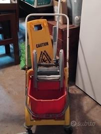 Carrello per pulizie.