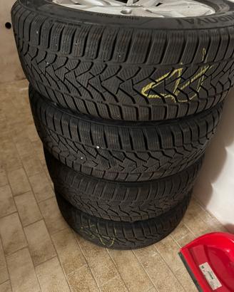4  Cerchi con gomme invernali?