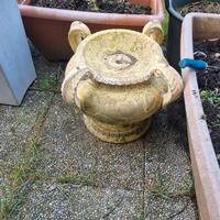 Porta fiori  materiale terra cotta o comentpo 