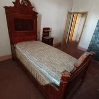 letto  singolo antico in legno con comodino