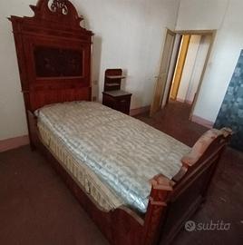 letto  singolo antico in legno con comodino