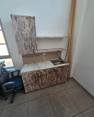 mobile da cucina con lavandino