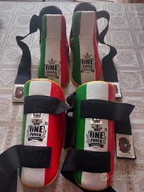 Protezioni calzari e paratibie per kickboxing 