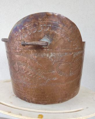 Antico secchio in rame