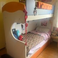 Cameretta con due letti.