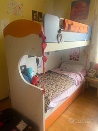 Cameretta con due letti.