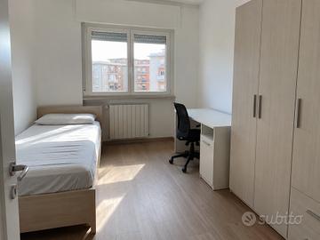 ACILIA-STANZA SINGOLA COMODA CON MEZZI E TRAPORTI