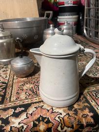 Vecchia caffetteria smaltata bianca