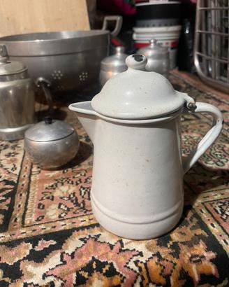 Vecchia caffetteria smaltata bianca