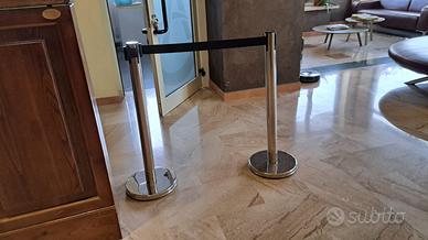 colonne delimita corsie in acciaio con nastro nero