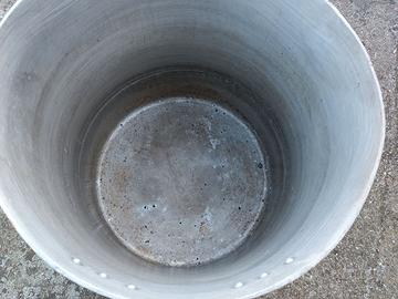 PENTOLONE CON PIEDISTALLO