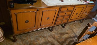 Credenze, tavolo e sedie