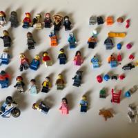 Omini LEGO assortiti con oggetti svariati