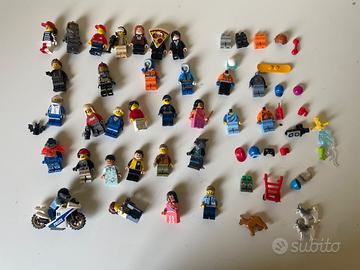 Omini LEGO assortiti con oggetti svariati