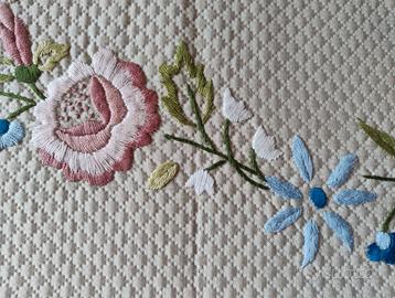 Copriletto ricamo a mano matrimoniale piquet