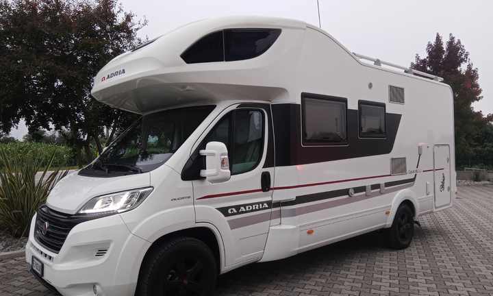 Mansardato Adria Coral Plus XL 670 SP