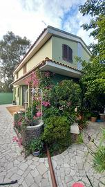 Villa bilivelli con giardino/cortile