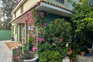 Villa bilivelli con giardino/cortile