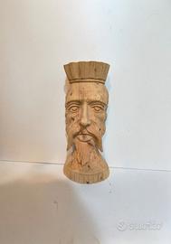 Scultura Testa di Re in legno firmata (40x17 cm). 