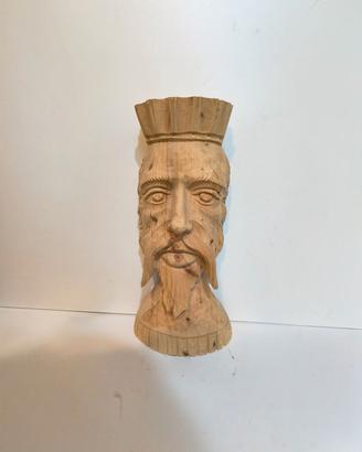 Scultura Testa di Re in legno firmata (40x17 cm). 