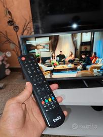 TV Teklio 24" con telecomando originale