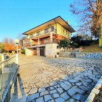 VILLA BIFAMILIARE IN ZONA COLLINARE