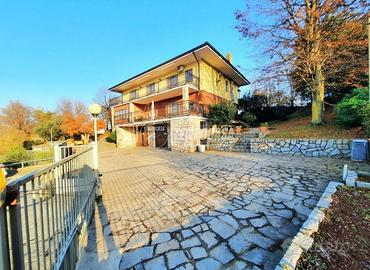 VILLA BIFAMILIARE IN ZONA COLLINARE