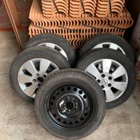Gomme Michelin 4 stagioni 185/60 R15 con cerchi