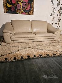 Divano in pelle color avorio