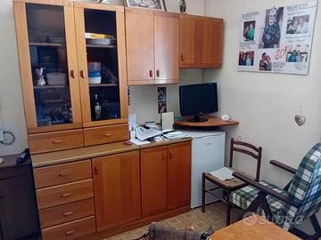 Cucina con elettrodomestici 
