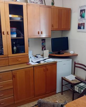 Cucina con elettrodomestici 