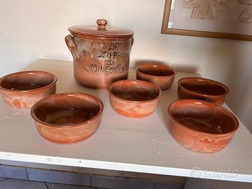 Tegame in terracotta con coperchio e 6 terrine