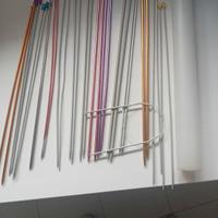 ferri da maglia e contenitore 