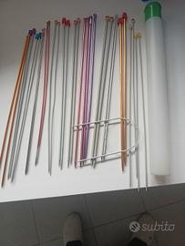 ferri da maglia e contenitore 