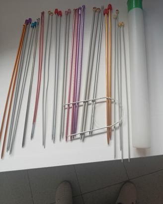 ferri da maglia e contenitore 