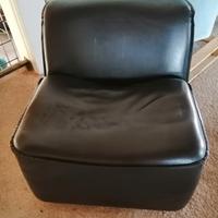 Poltroncina in pelle nera