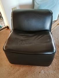 Poltroncina in pelle nera